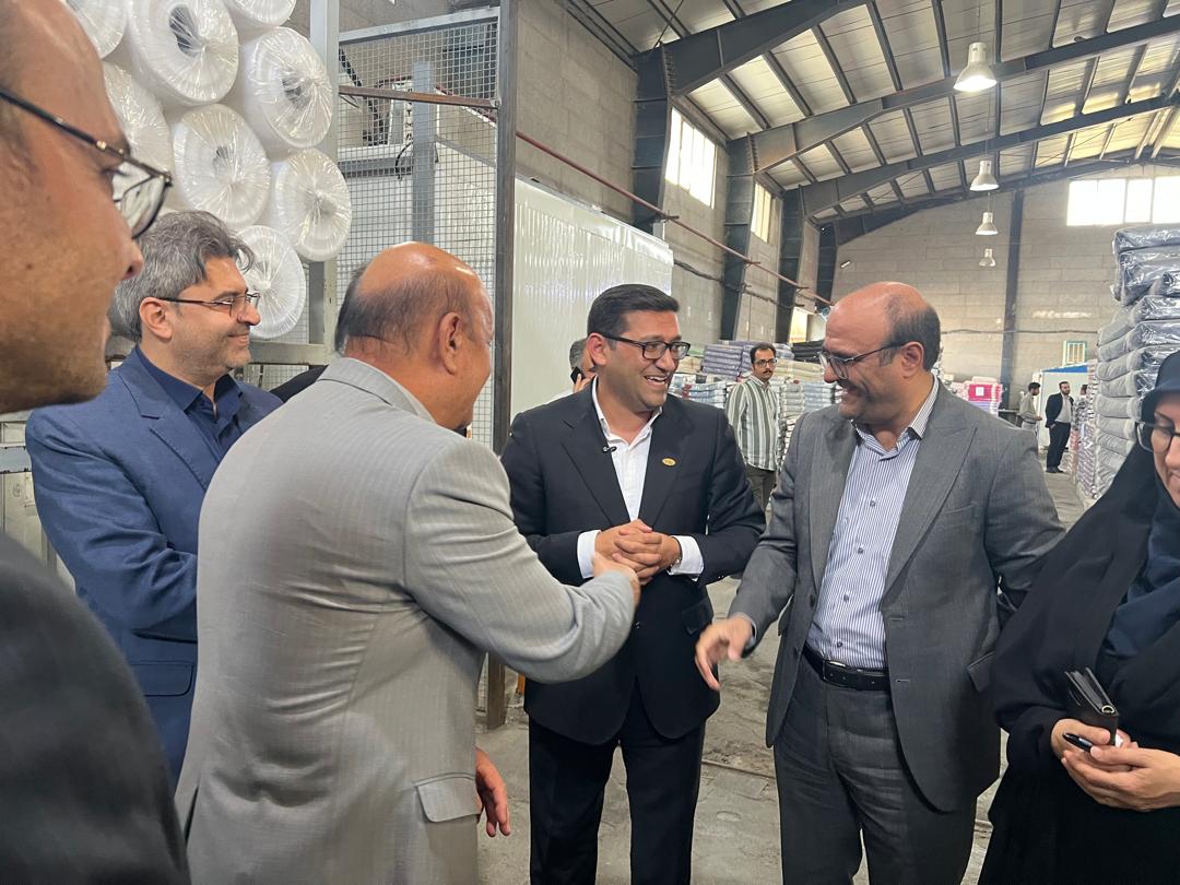 بازدید فرماندار اسلامشهر و اعضای ستاد تسهیل از گروه نساجی نیکا